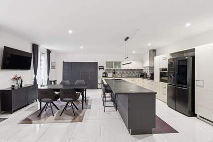 Düsseldorf ganz nah: Hochwertige DHH mit 2 WE, Garten, Garage u. 2. Stellplätzen 8 zimmer