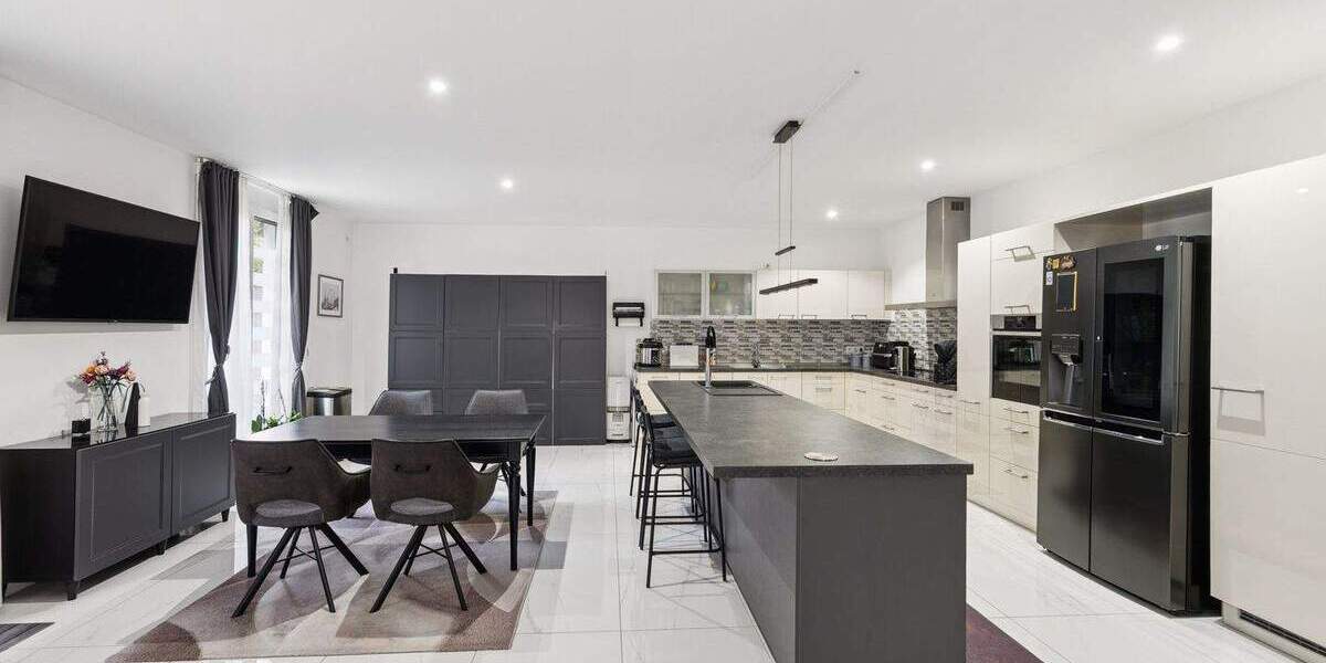 Düsseldorf ganz nah: Hochwertige DHH mit 2 WE, Garten, Garage u. 2. Stellplätzen 8 zimmer