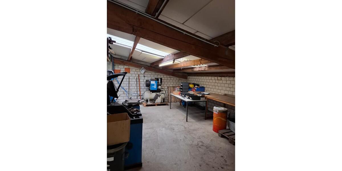 Gewerbehalle in Korschenbroich mit Aussenbereich und Büro zimmer