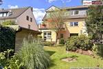 Gepflegtes Dreifamilienhaus zzgl. App. 2x Garagen und Traumgarten