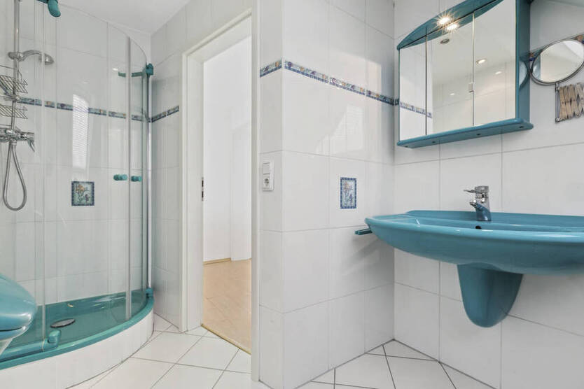 Haus-Feeling pur: 5-Zimmer-Wohnung mit Dachterrasse, eigenem Eingang & Garage