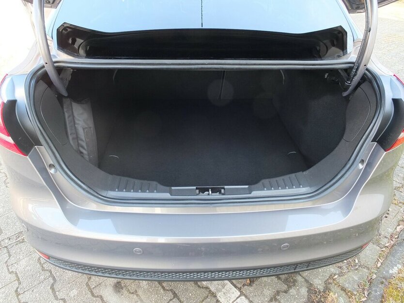 Ford Focus STUFENHECK KLIMAUTOMATIK PARKPILOT 118.919 km 7.304 € Köln 50858