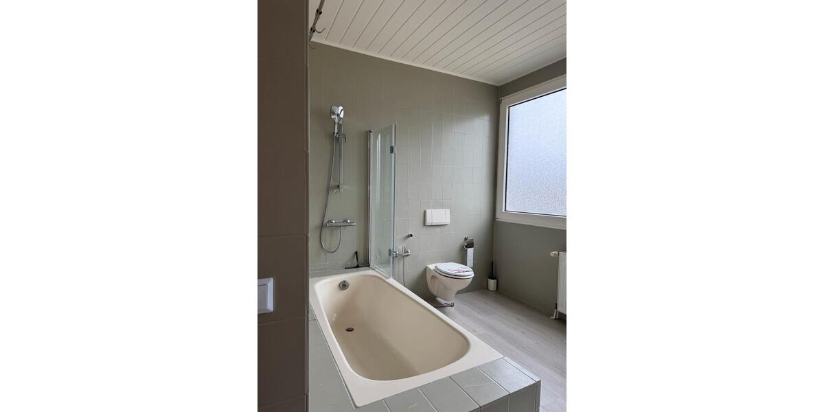 Etagenwohnung Düsseldorf Stadtbezirk 9 - 3 Zimmer, 120 m&sup2;, 900&euro; | Angebot:25749512