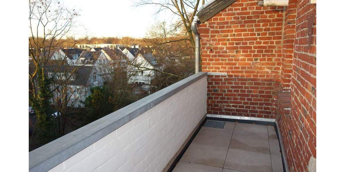 URDENBACH ALTBAU BEZUGSFREI KAMIN PARKETT GROßE KÜCHE GROßES BAD GROßER BALKON + 50 QM SPITZBODEN 3 zimmer