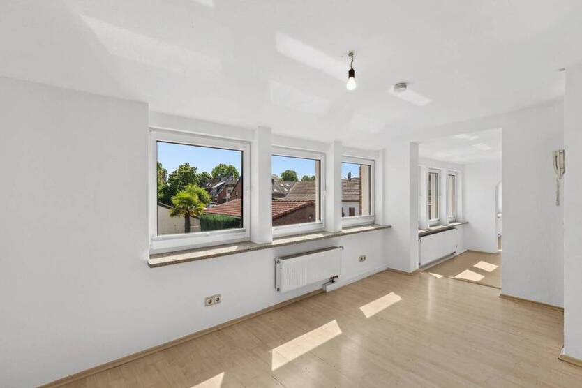 Haus-Feeling pur: 5-Zimmer-Wohnung mit Dachterrasse, eigenem Eingang & Garage