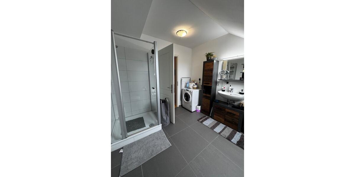 Sanierte 90qm DG-Wohnung mit Balkon, 2,5 Zi. ab 01.04.2026 D-Rath 2.5 zimmer