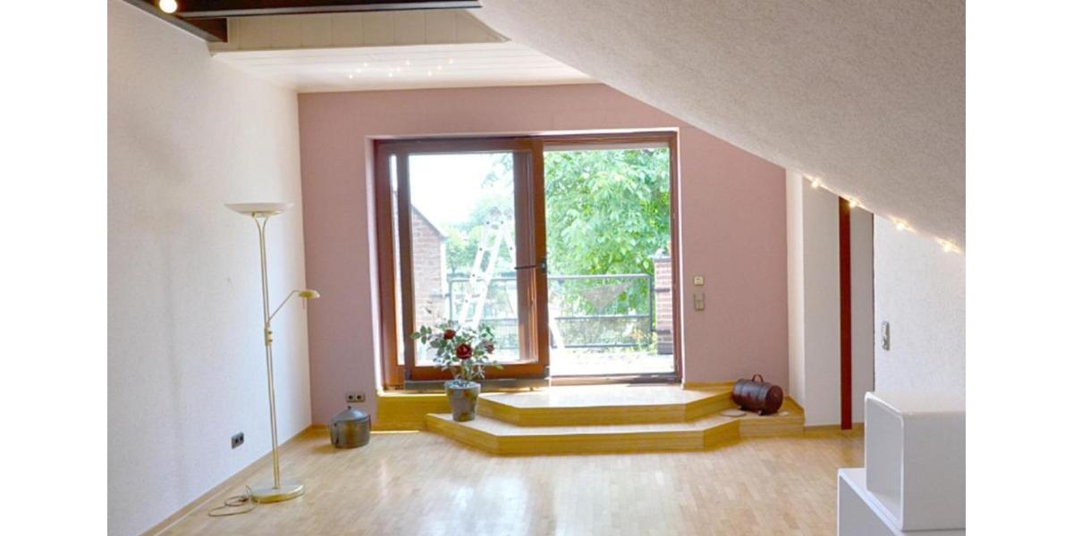 Dachgeschosswohnung mit Loggia (ca. 100 m²) 3 zimmer