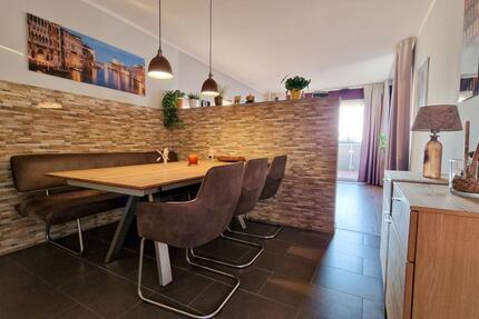 Helle Obergeschosswohnung mit zwei Balkonen in Hösel 2 zimmer