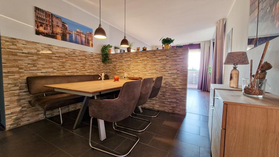 Helle Obergeschosswohnung mit zwei Balkonen in Hösel 2 zimmer