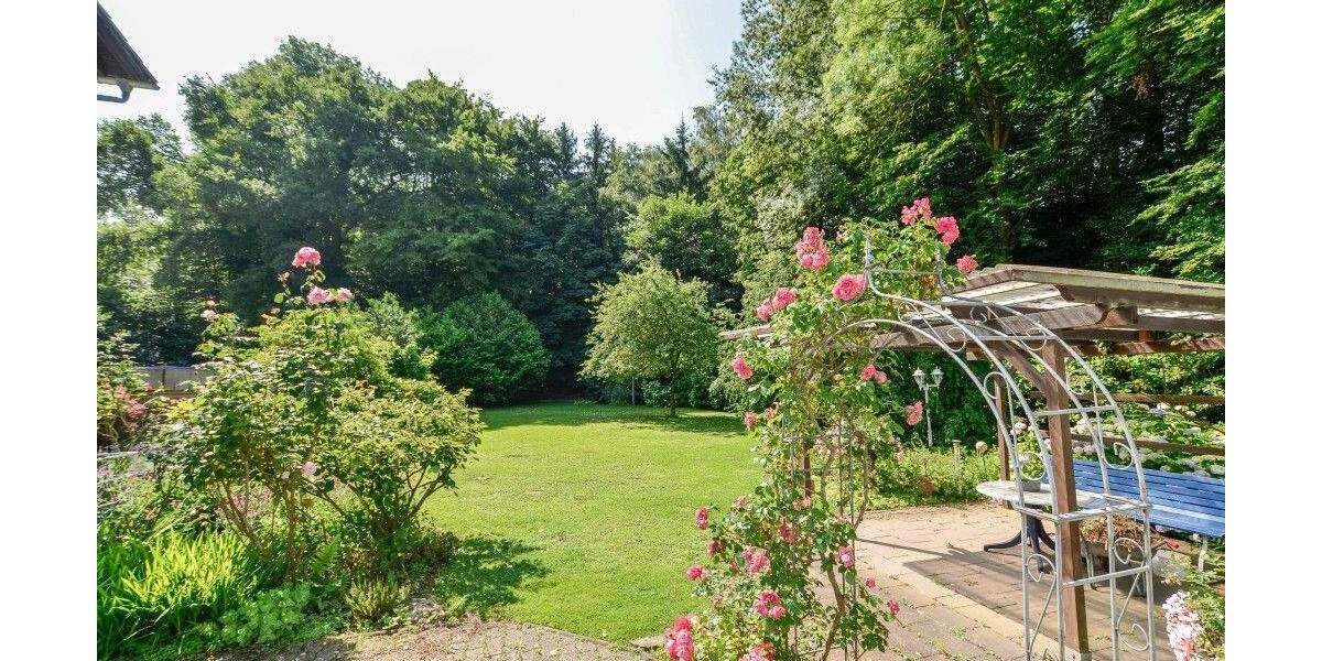 Großzügige 2 Familien-DHH mit Aufstockungs- und Anbaumöglichkeiten * ca. 1.848 m² parkähnlicher Grund mit Direktangre... 6 zimmer