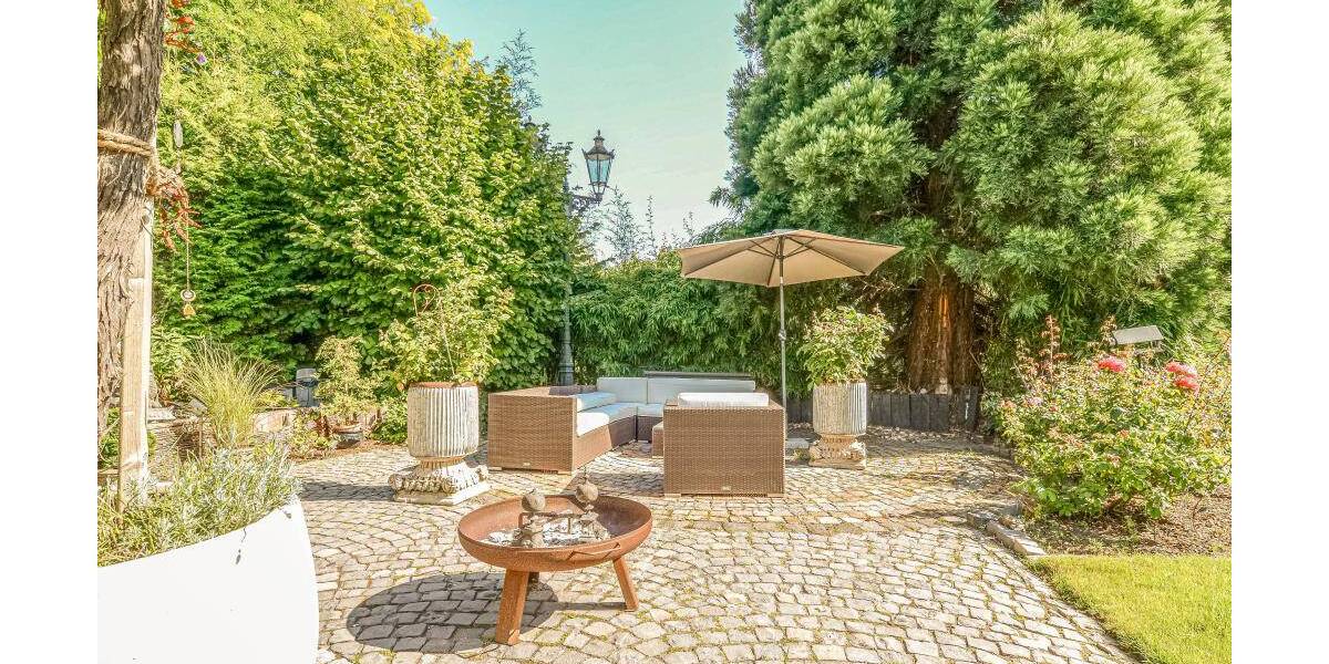 Exklusives Einfamilienhaus mit 2 Einliegerwohnungen* hochwertige Ausstattung * großzügige Raumaufteilung * Wellnessbe... 8 zimmer