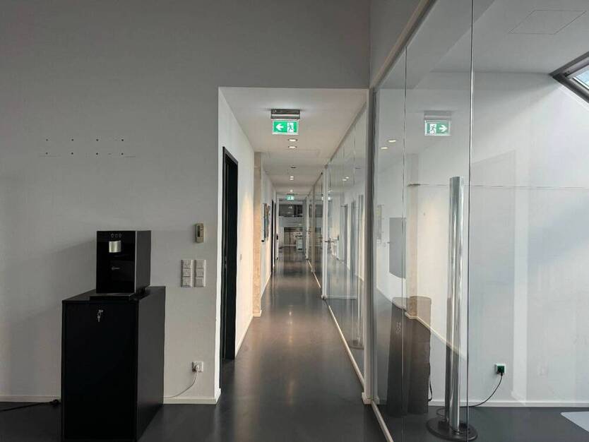 Großes Büro mit Blick über den Medienhafen - All-in-Miete