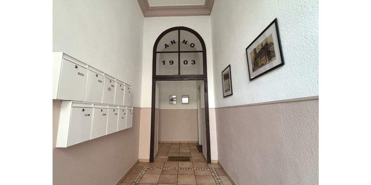 Helle Eigentumswohnung mit 5 Zimmern und Altbau-Charme 5 zimmer