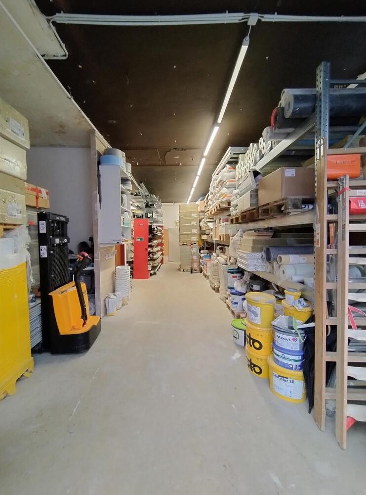 Ideal für Ihren Handwerksbetrieb Hallenfläche mit Büro und 3 Stellplätzen, verkehrsgünstige Lage