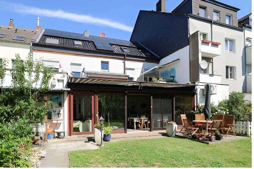 Haus zum Kaufen in Düsseldorf 1.100.000 € 392 m²