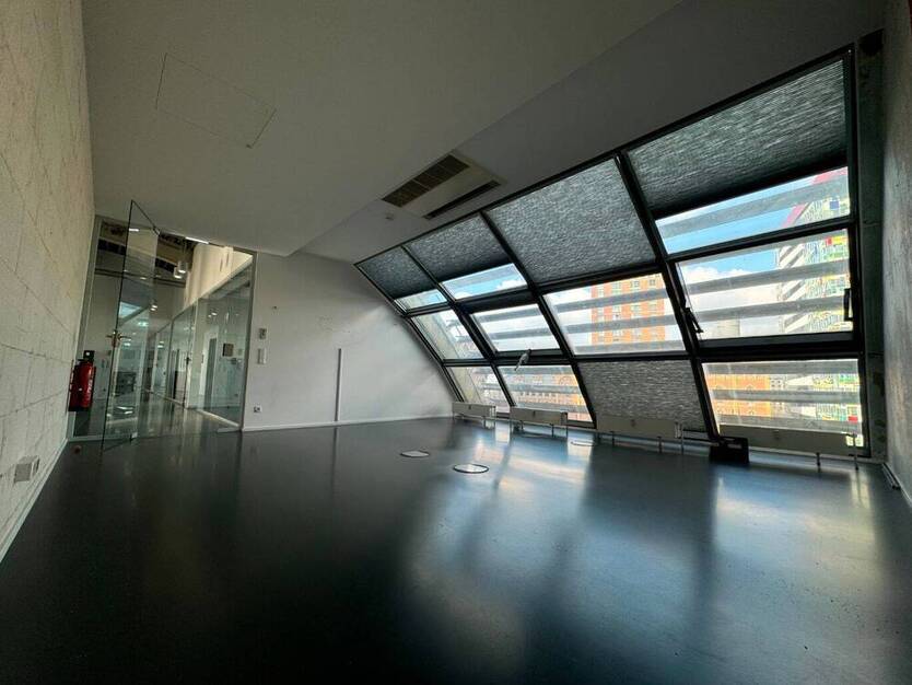 Großes Büro mit Blick über den Medienhafen - All-in-Miete