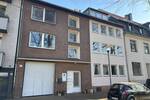 Mehrfamilienhaus mit Büroeinheit und Halle
