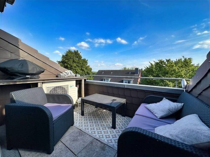 Lichtdurchflutete Dachgeschoßwohnung mit Dachterrasse