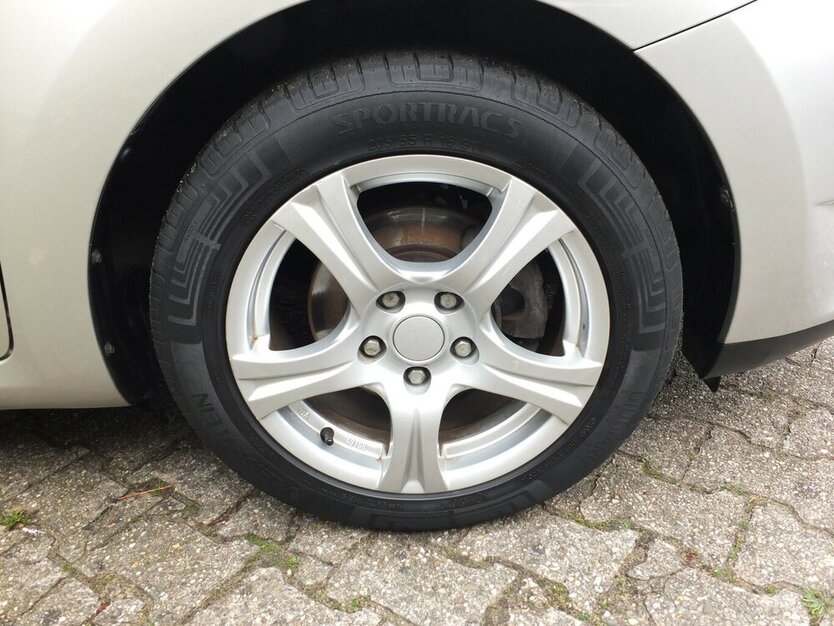 Toyota Auris 1.6i SOL ALLE INSPEKTIONEN GARAGENWAGEN 174.885 km 5.704 € Köln 50858