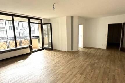 *Geräumige und gepflegte 2 Zimmer Mietwohnung mit Balkon und Aufzug in ruhigem Haus, KR Innenstadt*
