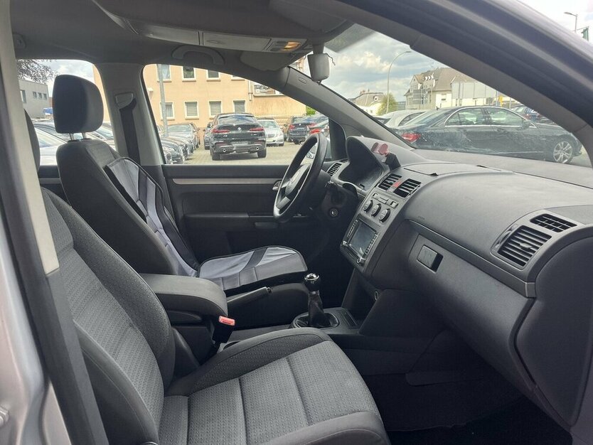 VW Touran Trendline / 7 Sitze / Kamera / Tempomat 249.000 km 3.900 € Mönchengladbach 41066