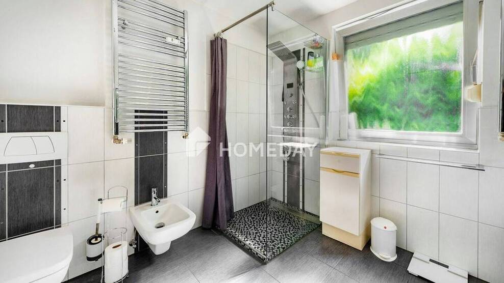 Modernisierte Erdgeschoßwohnung mit Kamin, Massagedusche & privatem Garten - Wohnen mit Stil