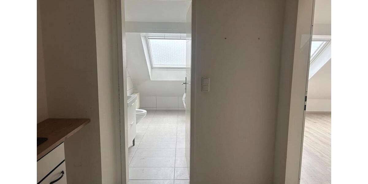 Sehr schöne DG-Wohnung 60 qm Neu Renoviert, Küche 2 zimmer