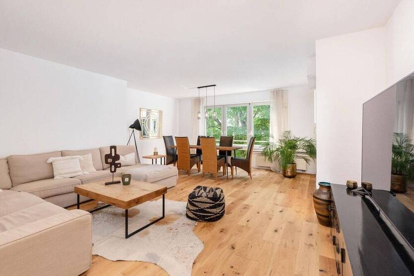 Stilvoll modernisierte 4-Zi.-Wohnung in Bestlage mit Balkon, TG & 2 Bädern - von privat & bezugsfrei