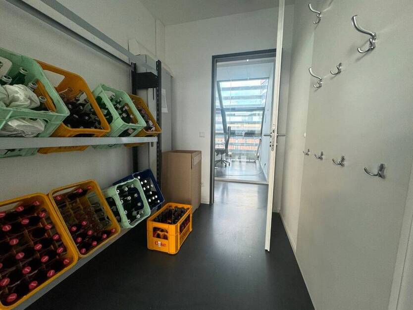 Großes Büro mit Blick über den Medienhafen - All-in-Miete