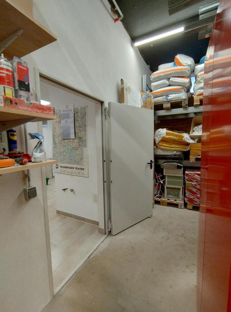 Ideal für Ihren Handwerksbetrieb Hallenfläche mit Büro und 3 Stellplätzen, verkehrsgünstige Lage