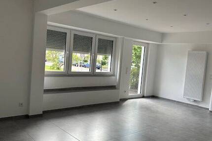 Erstbezug nach Sanierung! Moderne 2 Zi.-Wohnung mit Terrasse in einer ruhigen Wohnstrasse