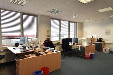 Ab dem 01.01.2026! Gepflegte Gewerbeeinheit mit 8 TG-Stlpl. in Lierenfeld zimmer