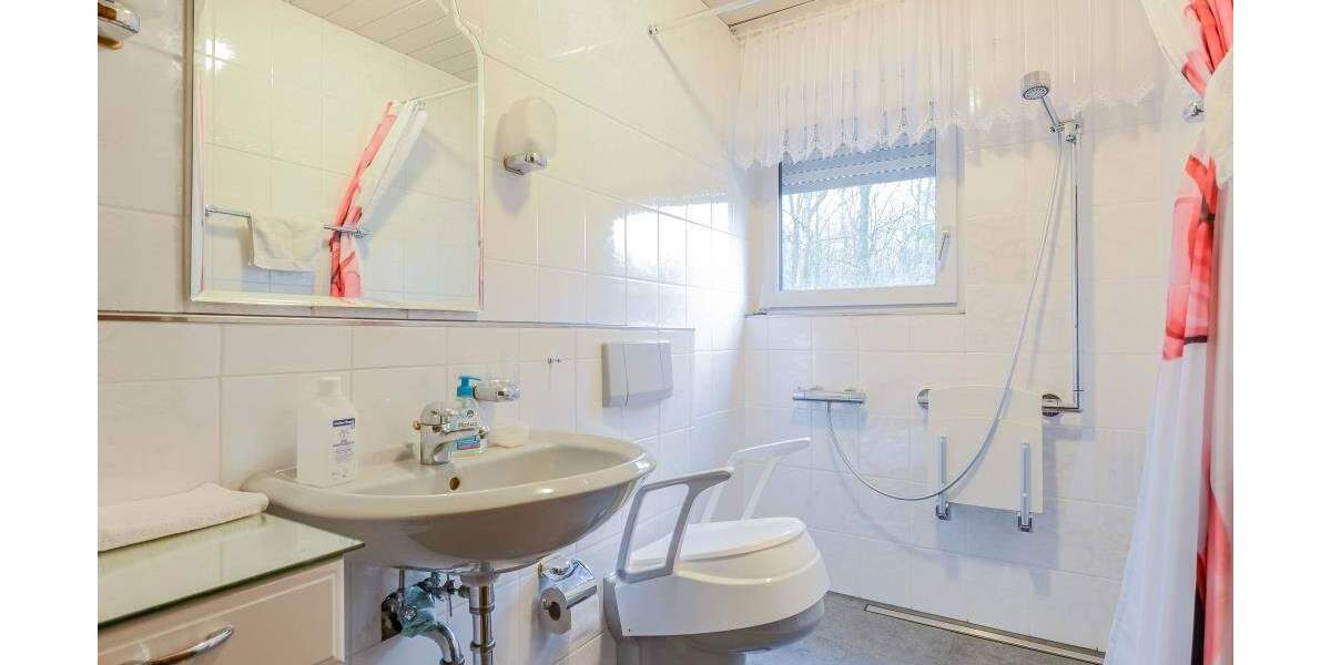 Großzügige 2 Familien-DHH mit Aufstockungs- und Anbaumöglichkeiten * ca. 1.848 m² parkähnlicher Grund mit Direktangre... 6 zimmer