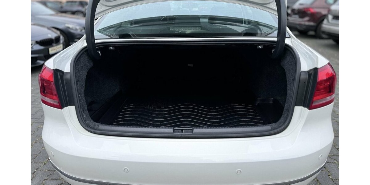 VW Passat 2,0 TDI Highline / Leder / SHD / Keyless 228.000 km 11.890 &euro; Mönchengladbach 41066