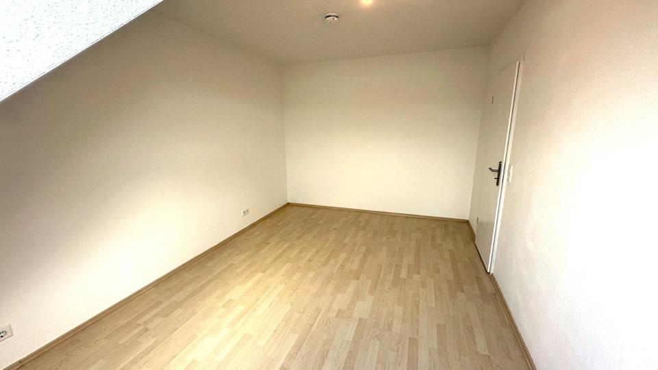 Helle Dachgeschosswohnung mit schönem Balkon in guter Lage 2 zimmer