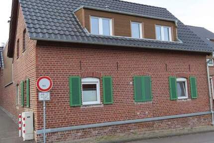 41542 Dormagen-Gohr: Hochwertiges, freistehendes Einfamilienhaus mit Hoffläche und Garagen 5 zimmer