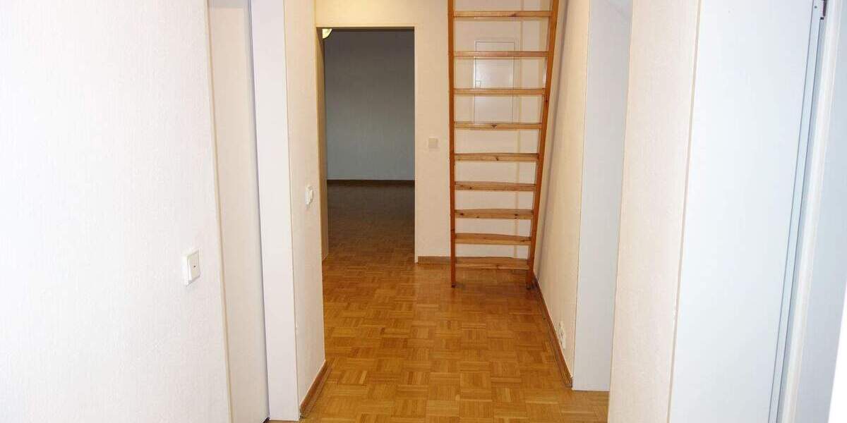 URDENBACH ALTBAU BEZUGSFREI KAMIN PARKETT GROßE KÜCHE GROßES BAD GROßER BALKON + 50 QM SPITZBODEN 3 zimmer
