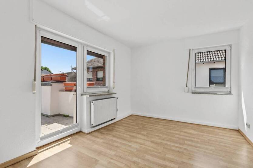 Haus-Feeling pur: 5-Zimmer-Wohnung mit Dachterrasse, eigenem Eingang & Garage