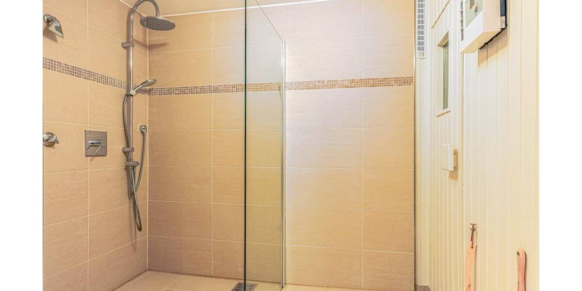 Exklusives Einfamilienhaus mit 2 Einliegerwohnungen* hochwertige Ausstattung * großzügige Raumaufteilung * Wellnessbe... 8 zimmer