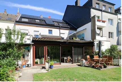 Haus zum Kaufen in Düsseldorf 1.100.000 € 392 m² 15 zimmer