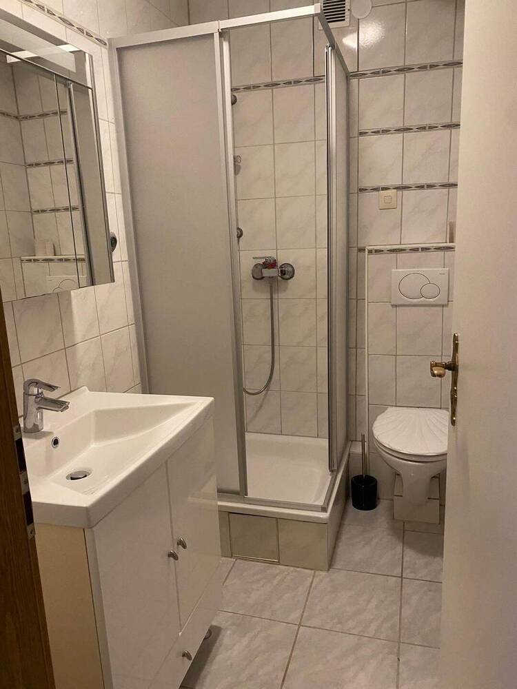 Attraktive 2-Zimmer-Wohnung frisch renoviert und bezugsbereit - Duschbad Böden Laminat Wände Einbauküche etc.TOPPP