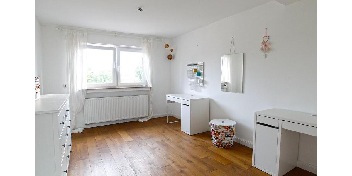 Kernsaniertes Haus mit großem Garten in NE-Holzheim 6 zimmer