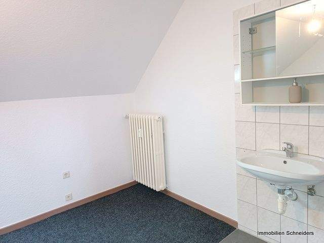 MG-Giesenkirchen - Teilmöblierte, gemütliche 2-Zimmer-DG-Wohnung für eine Einzelperson ab Mitte Februar zu mieten !! 2 zimmer