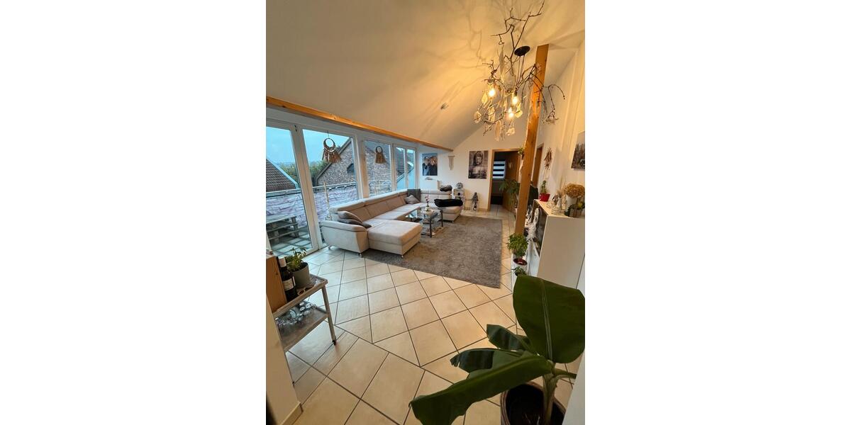 Möblierte 3-Zimmer-Dachgeschosswohnung mit Balkon ab 15. März 26 3 zimmer