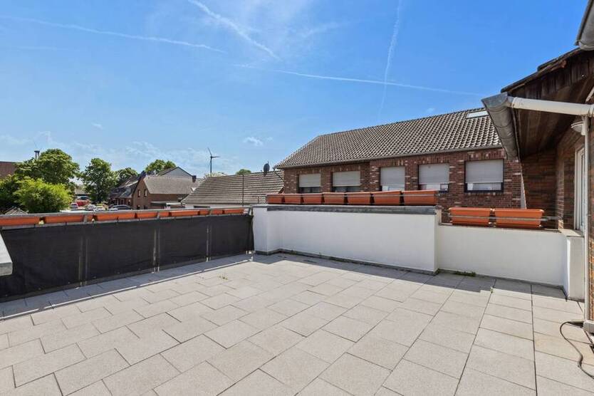 Haus-Feeling pur: 5-Zimmer-Wohnung mit Dachterrasse, eigenem Eingang & Garage