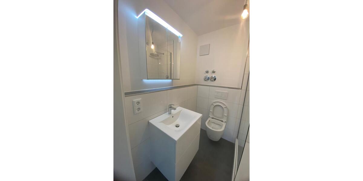 Modernisierte, helle 2-Zi.-Whg. mit BLK u. bester Verkehrsanbind. 2 zimmer