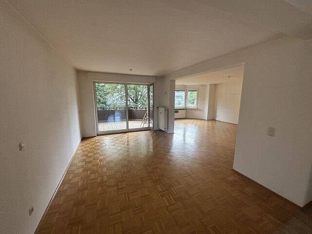 Große leerstehende 3,5 Zi.- Wohnung in ruhiger Top-Lage mit großem Balkon und Garage