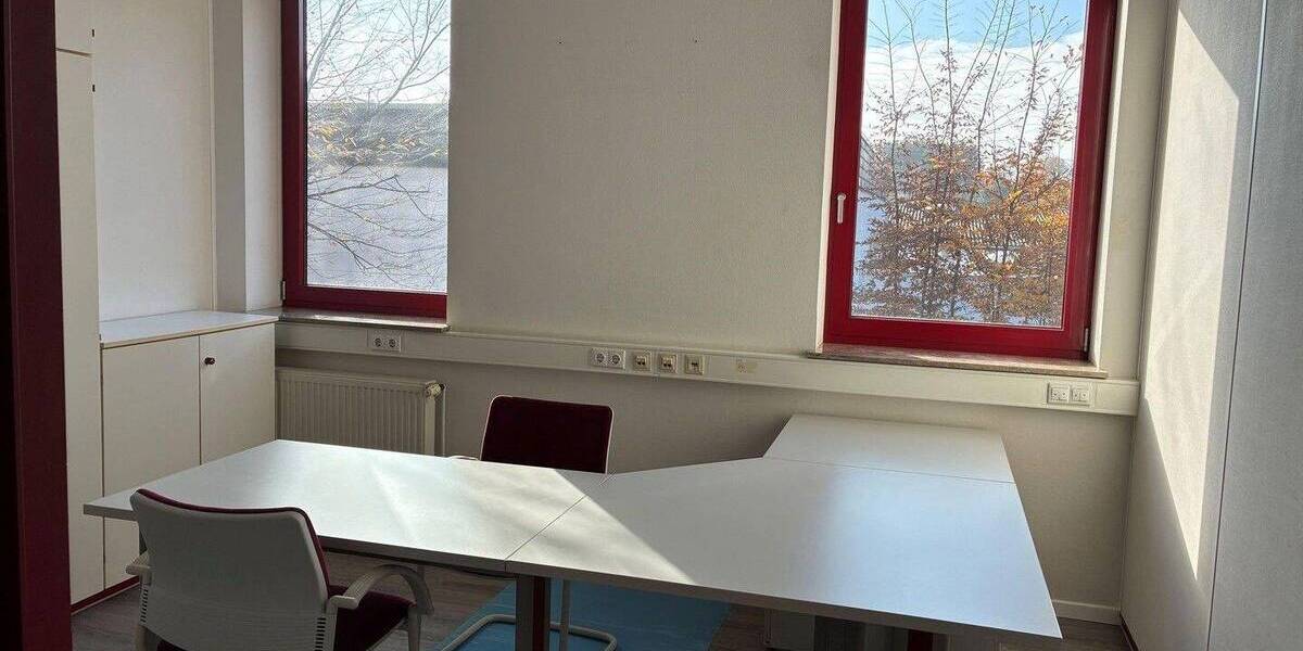 Gewerbeimmobilie Büros & ebenerdige Halle zimmer