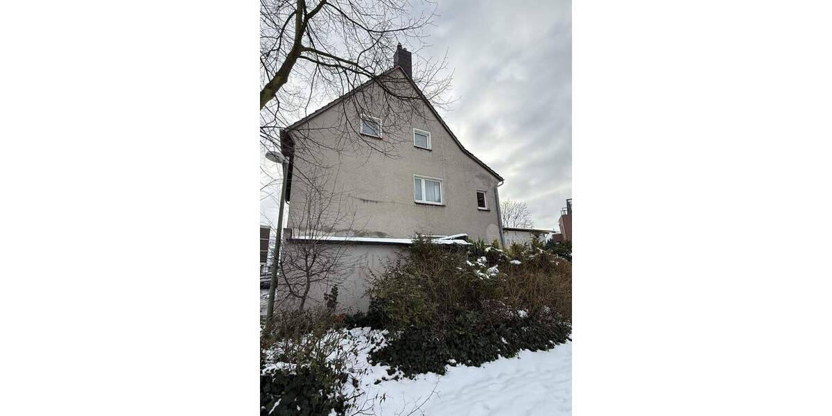 Mehrfamilienhaus mit drei Wohneinheiten und genehmigtem Anbau in Neuss 1 zimmer