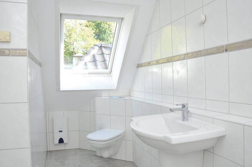 Stilvolles Generationenhaus: DHH, 7 Zimmer, 3 Bäder, großer Garten, Stellplatz